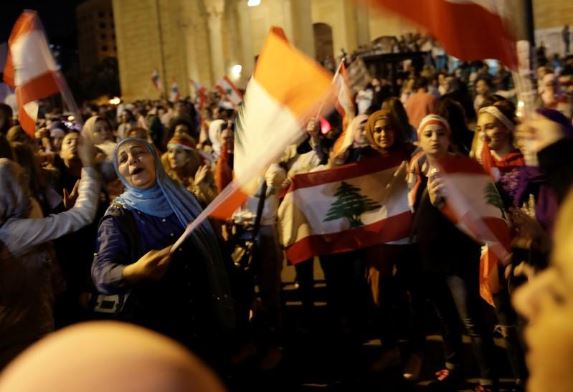 محتجون لبنانيون خلال مظاهرة في بيروت. تصوير: اندريس مارتينيز كاساريس - رويترز.